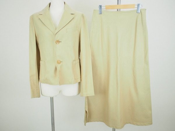 クラシカルな雰囲気がシックなヨウジヤマモトのベージュスカートスーツを買取いたしました