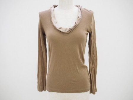 首回りが華やかで、落ち着いた印象を演出。サカイラックのブラウンカットソーを買取しました