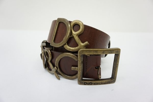 ディーアンドジー好きにはたまらないアイテム。あのロゴプレートを贅沢にあしらったベルトを買取り致しました。