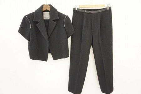 肩のラインがさりげなくアクセントに。ヨウジヤマモト、半袖ウールのセットアップを買取いたしました