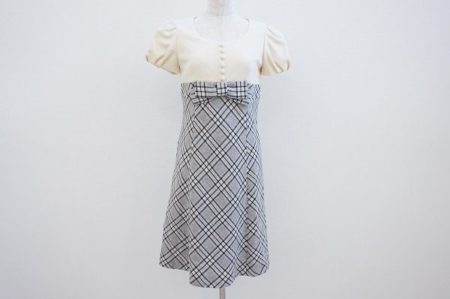 レストローズらしいデザインがキュート。リボンがアクセントのワンピースを買取しました。