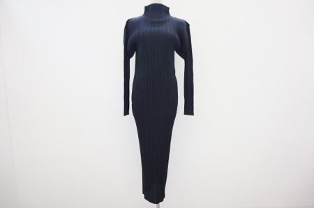 大人の女性らしさを演出するタイトなシルエットが魅力的。プリーツプリーズのワンピースを買取しました。