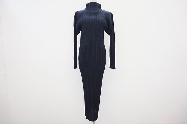 大人の女性らしさを演出するタイトなシルエットが魅力的。プリーツプリーズのワンピースを買取しました。