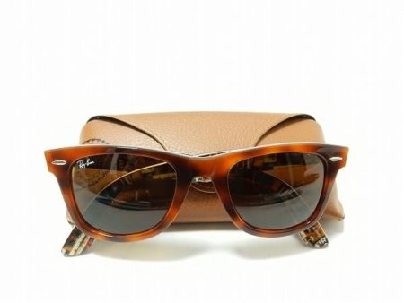 クールながらも遊び心を忘れさせない、レイバンのウェイファーラーのサングラスをお売りいただきました。