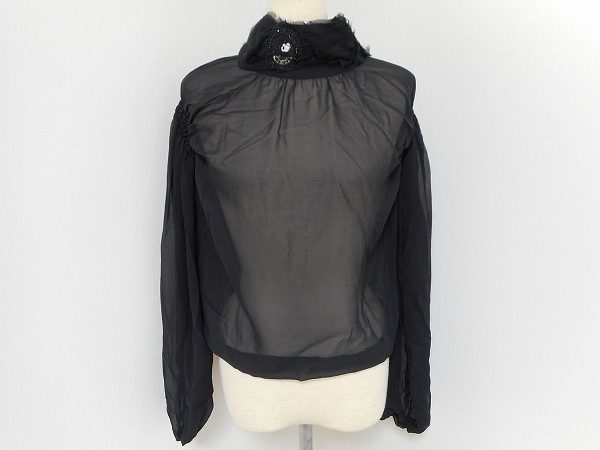 華やかなビジューのカメオがポイント。マウリツィオペコラーロのハイネックブラウスを買取しました