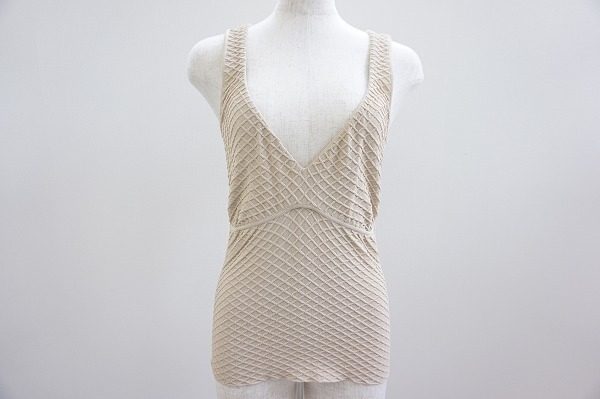 大胆なデザインが目を引く。大人向けのセクシーなルイヴィトンのタンクトップを買取しました。