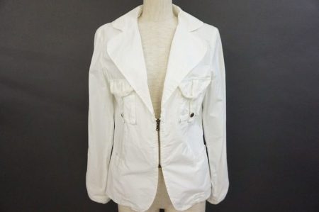 定番の白ジャケットに一捻りある使いやすいデザイン。リナシメントの綿ジャケットを買取しました。　