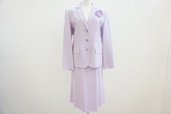 やわらかい紫が気品あふれる女性を演出。レリアンのスカートスーツを買取しました