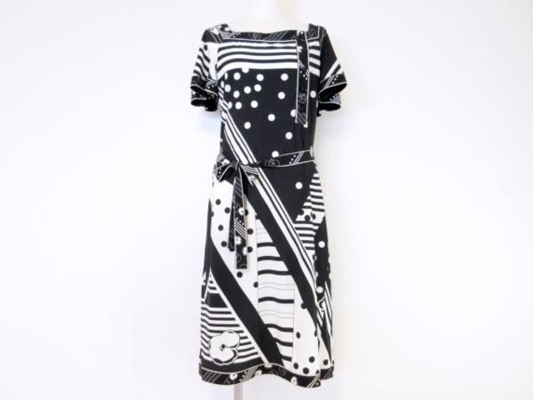 まるでポップな絵画のように美しい。BCBGマックスアズリアのワンピースをお売り頂きました。