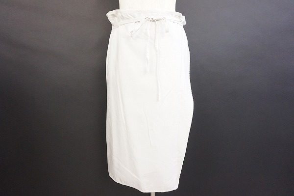 ギャルリーヴィーのグレーカラースカート買取　清楚で知的な女性のためのトレンドアイテム