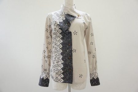 【買取致しました】襟元とアシンメトリーなプリントが目を引く、ヴィヴィアンウエストウッドのブラウス