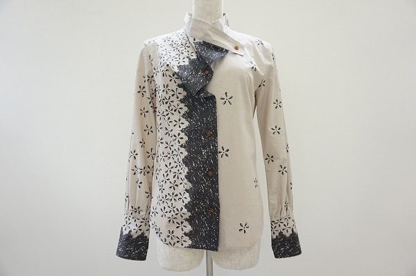 【買取致しました】襟元とアシンメトリーなプリントが目を引く、ヴィヴィアンウエストウッドのブラウス