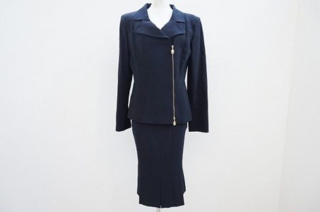 個性的なデザインが際立つ。マックスマーラの紺色のスカートスーツを買取しました