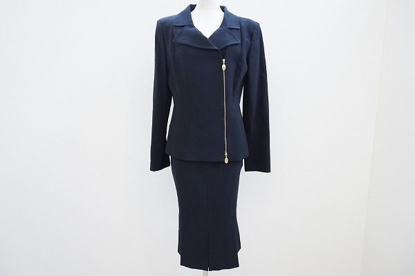 個性的なデザインが際立つ。マックスマーラの紺色のスカートスーツを買取しました