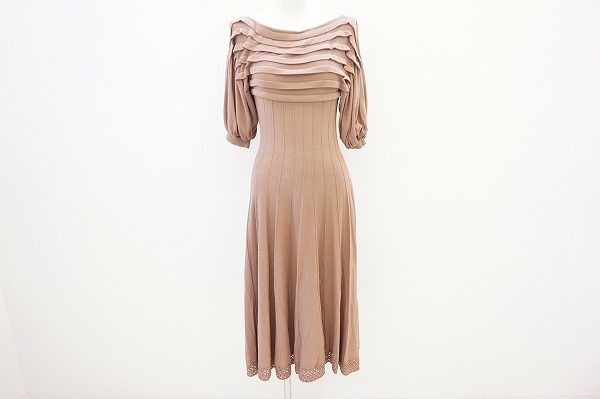 繊細で凝ったデザインがエレガント。エポカのブラウン5分袖ニットワンピースを買取しました