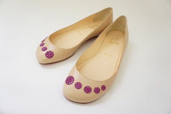 遊び心のあるデザインでコーディネートのアクセントに！落ち着きのある上品な女性を演出するクリスチャンルブタン