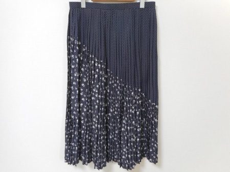 水玉と小花柄のデザインが1枚で2度楽しめる。レリアンのプリーツスカートを買取しました