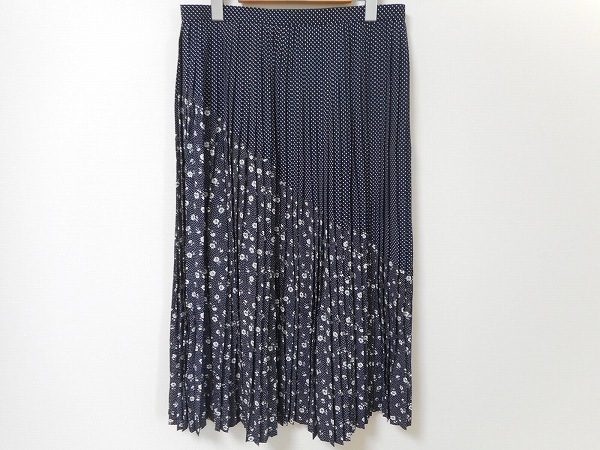 水玉と小花柄のデザインが1枚で2度楽しめる。レリアンのプリーツスカートを買取しました