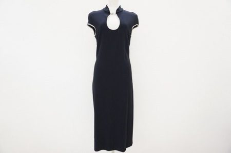 真っ黒なワンピースにふちどりされた白のラインが美しい。マックスマーラのワンピースを買取しました