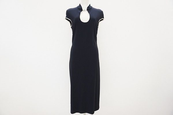 真っ黒なワンピースにふちどりされた白のラインが美しい。マックスマーラのワンピースを買取しました