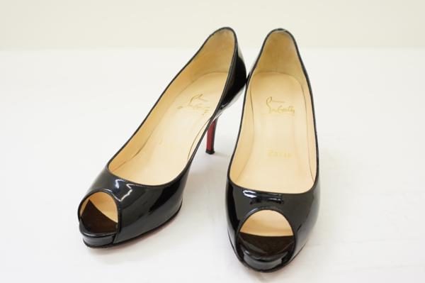 独特の赤いルージュ使いが印象的。クリスチャン・ルブタンのオープントゥパンプスを買取しました。　