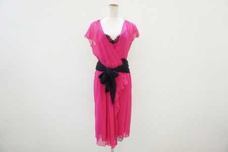 鮮やかなピンクが女性を引き立て、着こなしが2度楽しめる！DVFのピンクワンピースドレスを買取しました
