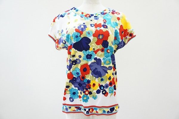 色鮮やかな大小の花柄に目が釘付け！レオナール花柄カットソーをお売りいただきました
