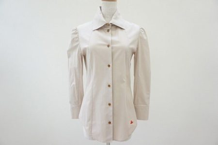 【買取り致しました】ワンポイントは腰元！ヴィヴィアンウエストウッドレッドレーベルらしさ溢れるベージュのシャツです