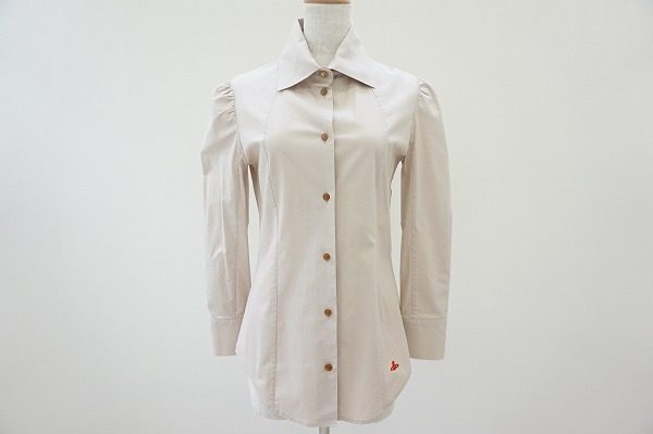 【買取り致しました】ワンポイントは腰元！ヴィヴィアンウエストウッドレッドレーベルらしさ溢れるベージュのシャツです
