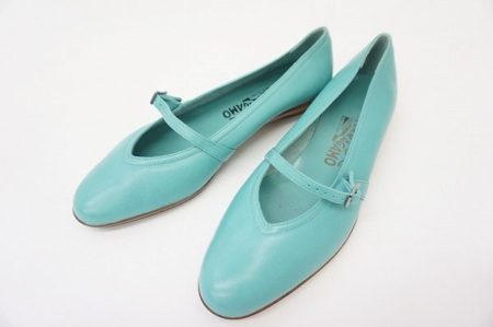 一度履いたらもう戻れない！フェラガモのシアンブルーパンプスを買取しました