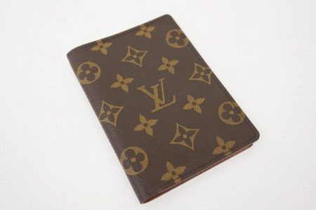 小物でさりげないオシャレを。ルイ・ヴィトンのパスポートカバー