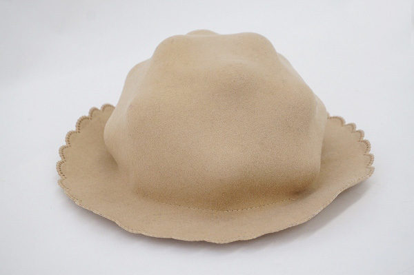 丸みのある花びらのようなデザインが大人かわいい。イッセイミヤケの帽子を買取しました。