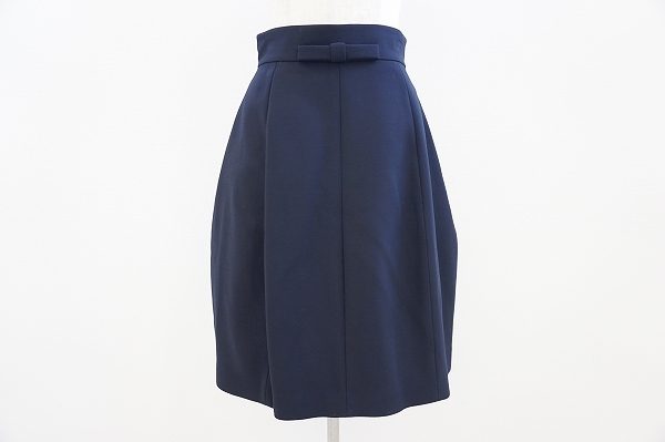 様々なシーンで活躍。清楚でフェミニンなフォクシーのスカートを買取しました。