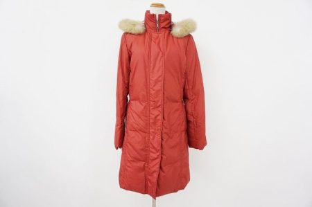 赤茶色が落ち着いた雰囲気のバーバリーロンドンのファー付きダウンコート