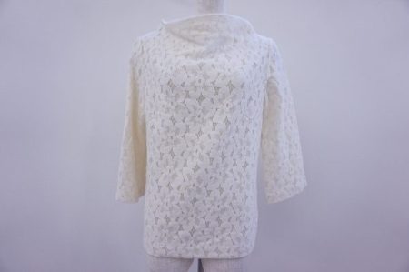 上品な花柄レースが大人かわいく着こなしやすい、モディファイの白トップスを買い取りました