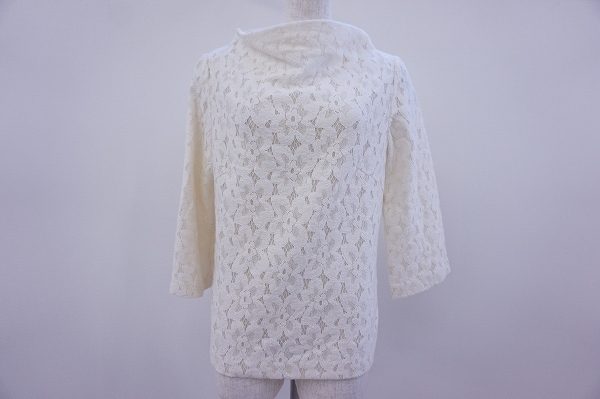 上品な花柄レースが大人かわいく着こなしやすい、モディファイの白トップスを買い取りました