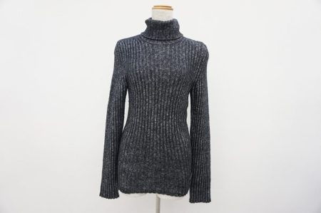 スリーブのさりげないトレードマークがシック。シャネルのリブタートルを買取しました