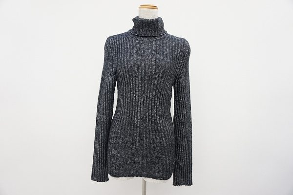 スリーブのさりげないトレードマークがシック。シャネルのリブタートルを買取しました