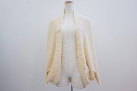 シンプルナチュラルで自分らしく。デザインワークスのカシミアカーディガン