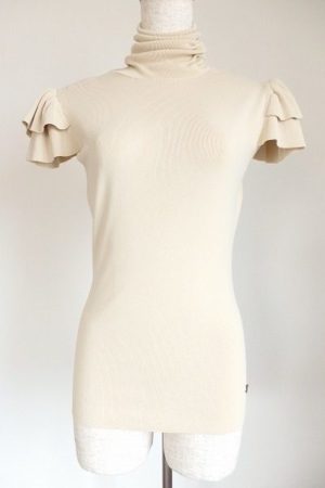 イノセントでエレガント。フォクシーのベージュのフリルカットソーを買取しました。