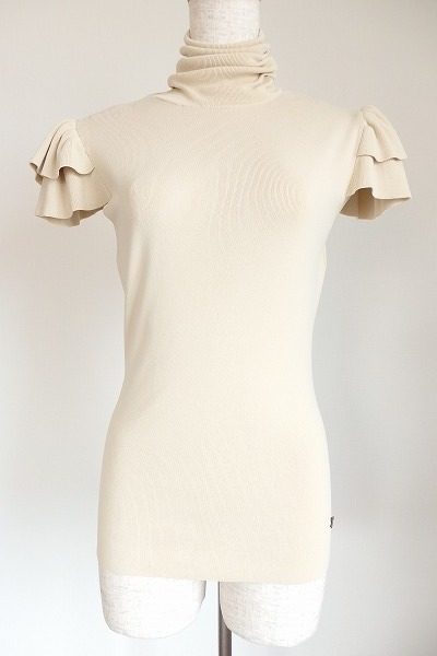 イノセントでエレガント。フォクシーのベージュのフリルカットソーを買取しました。