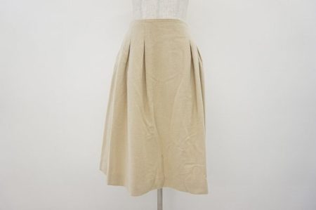 絶妙で繊細なアイボリーカラー。フォクシーのカシミア混スカートを買取しました