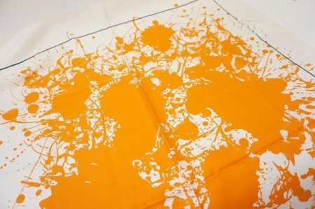 これは身につける芸術品。エルメスのアーティスティックなスカーフを買取しました