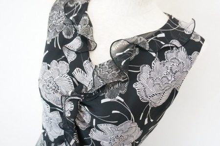 まるでフランス映画のヒロインのような美しい縦ラインにウットリ。アナイのエレガントな花柄シフォンワンピースをお売り頂きました。