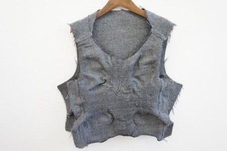 斬新なデザインが新鮮。他の人と差が付くイッセイミヤケのベストを買取しました。