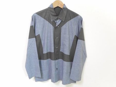 斬新なデザインが魅力を放つ。イッセイミヤケのメンズシャツを買取しました