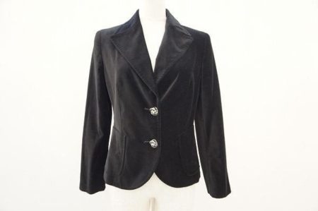 カチッとした雰囲気がキャリアウーマンの風格を見せつける。マックスマーラのジャケットを買取しました