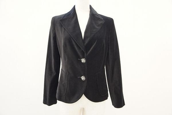 カチッとした雰囲気がキャリアウーマンの風格を見せつける。マックスマーラのジャケットを買取しました