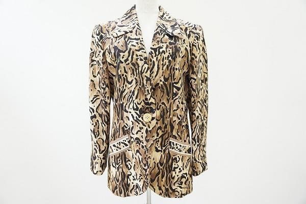 個性が際立つ。レオパード柄が目を引くレオナールのレディース向けジャケット