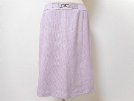 淡い優しいお色味が女性らしさを引き立てる。23区の紫スカートを買い取りました